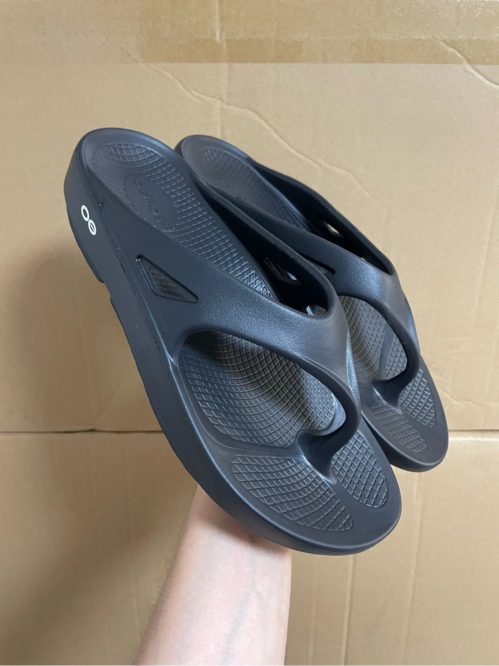 OOFOS Black Women's Recovery Thong Sandals